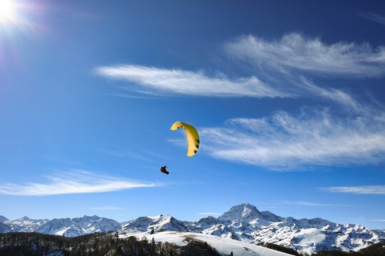 Un vol de parapente au dessus des Pyr&eacute;n&eacute;es