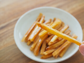 皿に盛られた芋けんぴをつまむ