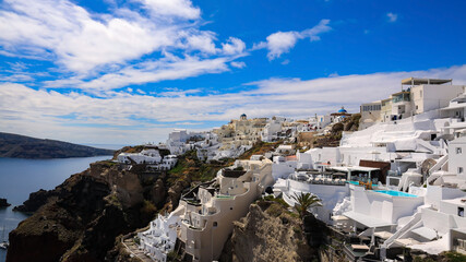 Obraz premium The famous of landscape view point with blue sky at Oia town on Santorini island, Greece