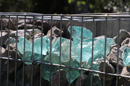 Decorative filling in a gabion structure, large pieces of slag glass