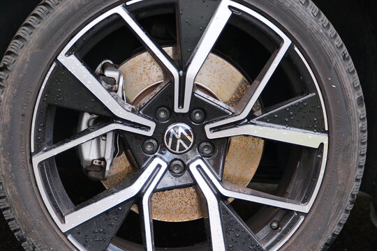 Volkswagen Leichtmetallfelge mit VW Logo, Flugrost auf Bremsscheibe nach Regen, Z&uuml;rich 15 M&auml;rz 2026

