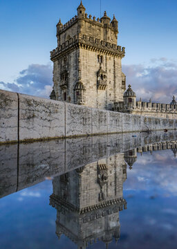 Torre de Bel&eacute;m con reflejo al atardecer, monumento UNESCO en Lisboa