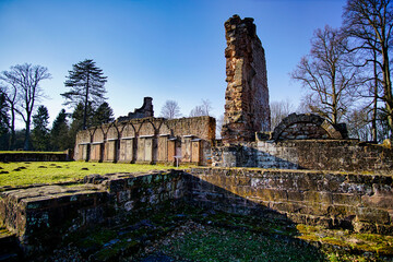 Grabplatten der Äbte und Gönner an der Kirchenruine des ehemaligen Zisterzienser-Klosters Wörschweiler bei Homburg, Saarland © Helmut Scheuer