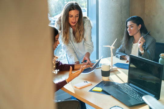 Collaborative meeting among diverse businesswomen