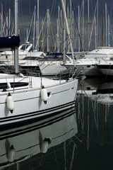 Bateaux de plaisance à quai un jour d'orage © PPJ