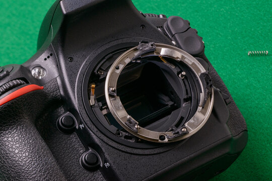 カメラ故障　一眼レフのマウントが損傷したイメージ