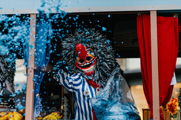 Obraz premium Waggis streuen Konfetti an der basler fasnacht