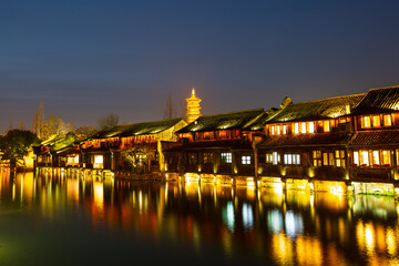 Obraz premium Ancient residential houses and river night view in Wuzhen water town, China