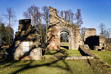Blick auf das verfallene Eingangsportal der alten Kirchenruine des Klosters Wörschweiler bei Homburg, Saarland © Helmut Scheuer
