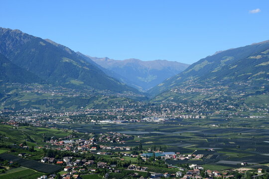 Weite Perspektive und Fernblick auf Meran, Dorf Tirol, Tscherms, Schenna und Meran im Etschtal in S&uuml;dtirol im Sommer, mit Blick auf das Passeiertal und die Alpen bei strahlend sch&ouml;nen Wetter