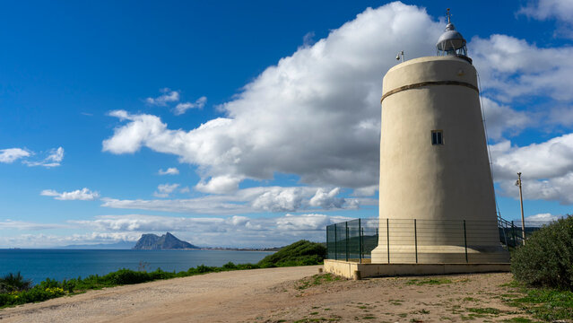 Faro Punta Carbonera en la playa de la Alcaidesa con Gibraltar de fondo, Andaluc&iacute;a
