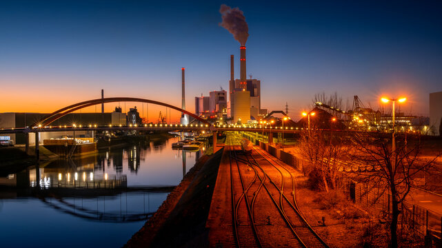 GKM Gro&szlig;kraftwerk Mannheim blaue Stunde, Kohlekraftwerk Industrie Sonnenuntergang am Industriehafen