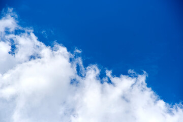 Obraz premium Diagonal composition of white clouds against a vibrant blue sky background