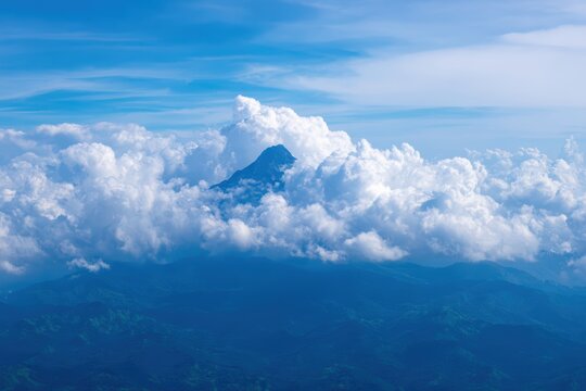雲は陸上の空の山を取り囲んでいます