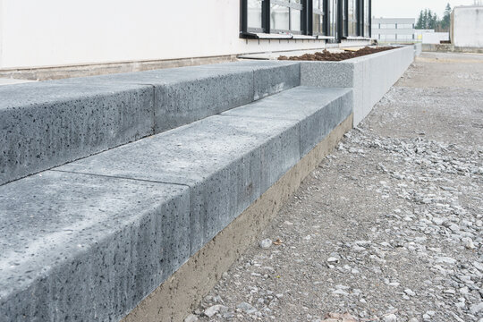 Neu gesetzte Treppe im Eingangsbereich eines Geb&auml;udes