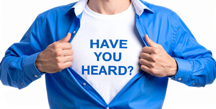 Have you heard? - Ein Mann öffnet sein Hemd und zeigt sein TShirt