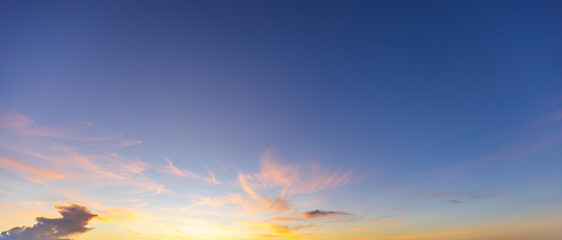 Obraz premium Breathtaking Vibrant Sunset Sky with Purple and Orange Pastel Clouds,A stunning twilight sky featuring a beautiful gradient of deep purple, soft pink, and vibrant orange. The scattered altocumulus.