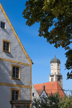 Kirche Mari&auml; Himmelfahrt und Vermessungsamt in der Altstadt von Weilheim in Oberbayern