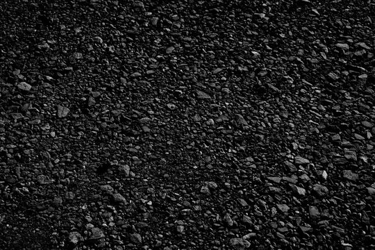 Texture abstraite de gravier en noir et blanc &agrave; Durbuy en Belgique le long de l'Ourthe