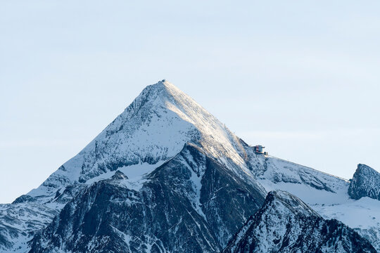 Blick zum Kitzsteinhorn mit der zur Bergstation im Herbst	