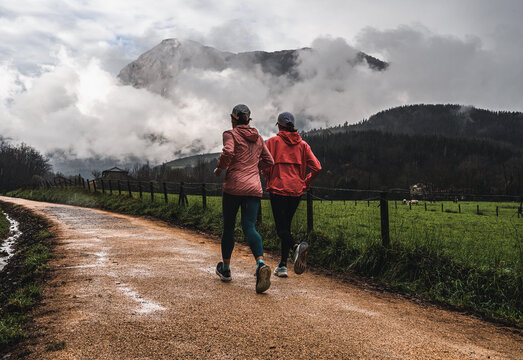 Dos mujeres corriendo por la via verde de Arrazola, Bizkaia