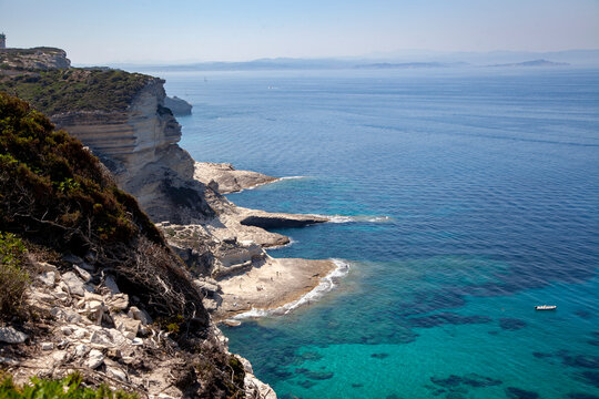 LES FALAISES DE BONFACIO EN CORSE ET SES BAIGNEURS
