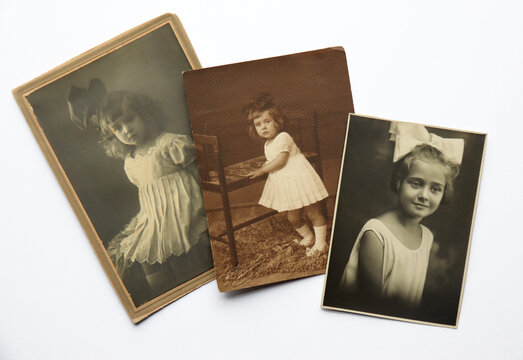 FOTOGRAFIE ANTICHE CHE RITRAGGONO UNA BAMBINA IN DIVERSE ETA'
