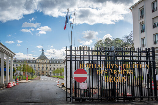 Saint-Mand&eacute;, France - 14 mars 2026: Vue ext&eacute;rieure de l'h&ocirc;pital d'instruction des arm&eacute;es B&eacute;gin, h&ocirc;pital militaire fran&ccedil;ais situ&eacute; &agrave; Saint-Mand&eacute;, dans le Val-de-Marne, pr&egrave;s de Paris