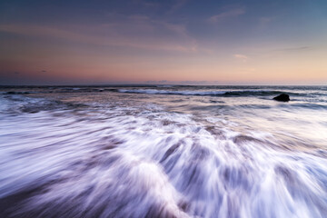 Obraz premium Waves and sunset at Echo beach Canggu Bali Indonesia