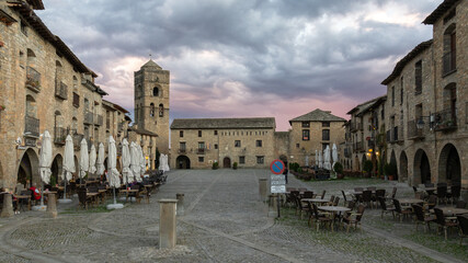 Obraz premium Place du village d'Ainsa-Sobrarbe