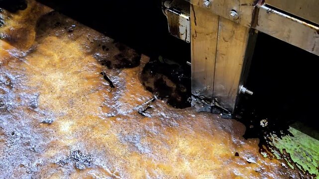 Industrial cleaning of beechwood tar with alkaline foam