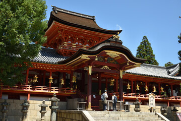 Obraz premium 石清水八幡宮 楼門と御本社(京都府八幡市)