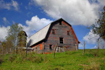 Obraz premium Red Barn and Wooden Silo in Virginia