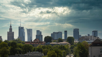Panorama Warszawy z nowoczesną linią wieżowców i charakterystyczną architekturą centrum miasta, dynamiczny krajobraz miejski stolicy Polski w Europie Środkowej. © jarizPJ