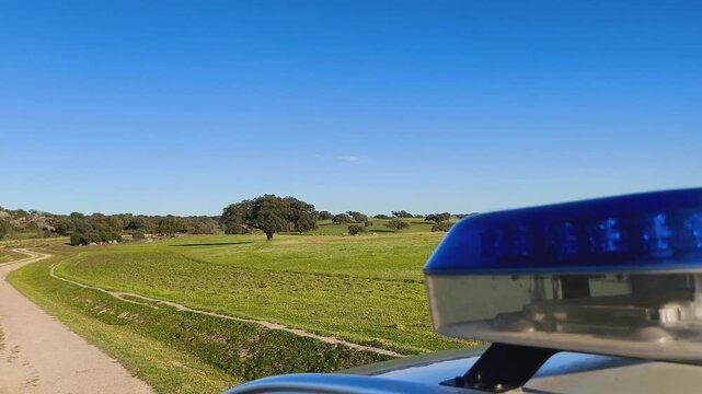 Veh&iacute;culo policial vigilando camino rural en paraje natural