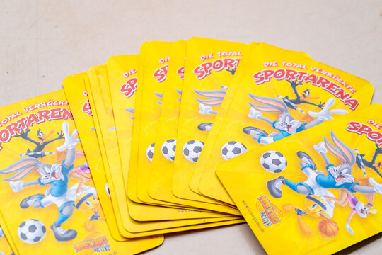 Looney Tunes Sportarena trading cards featuring Bugs Bunny and Daffy Duck, collectible gaming cards on table, variety character cards with sports theme, hobby and fun, playful pop culture collectibles