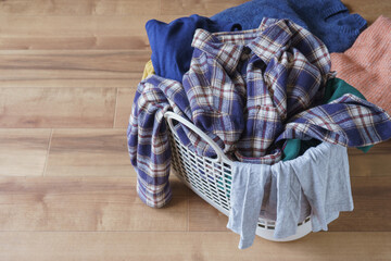 洗濯物が乱雑に入ったランドリーバスケット