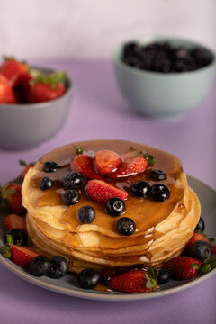 Pancakes con fresas y miel