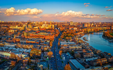 Obraz premium Golden Hour View of Hammersmith and A4 with London Skyline in Distance