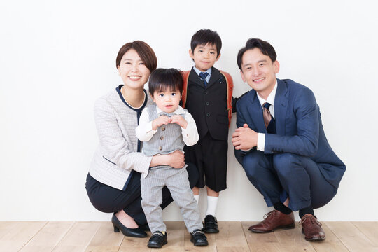 ランドセルを背負う小学校新1年生男子と家族（入学式・フォーマルスーツ）