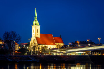 Obraz premium Bratislava night skyline with St Martins Cathedral bridge and reflections