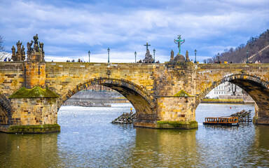 Obraz premium Charles Bridge Prague panorama over Vltava River and historic city skyline