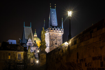 Obraz premium Charles Bridge statues at night with Prague Castle skyline, Czech Republic