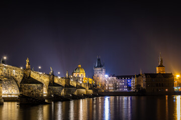 Obraz premium Charles Bridge at night over Vltava River with reflections, Prague Czech Republic