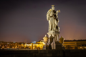Fototapeta premium Charles Bridge statues at night with Prague Castle skyline, Czech Republic