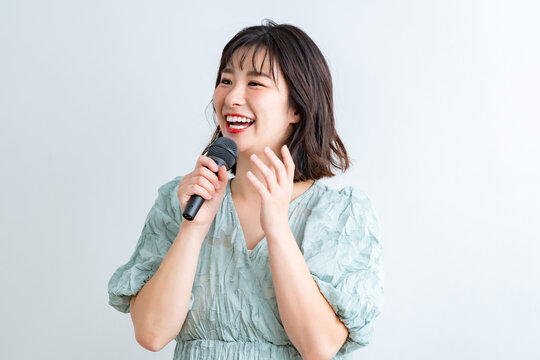 歌うワンピースを着た女性
