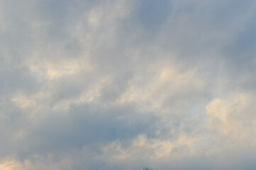 Obraz premium Serene Twilight Sky With Soft Diffused Light. Peaceful Sunset Atmosphere With Layered Clouds And Muted Tones