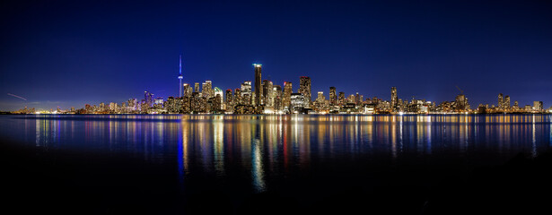 Fototapeta premium Toronto Skyline at Blue Hour with CN Tower Reflections on Lake Ontario
