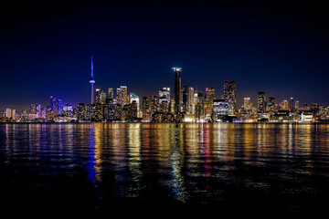 Obraz premium Toronto Skyline at Blue Hour with CN Tower Reflections on Lake Ontario