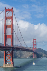 Obraz premium Golden Gate Bridge with Sailboat on San Francisco Bay